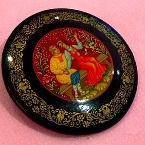 Vintage Russian laquer romantic couple hand painted brooch signed 2” diameter